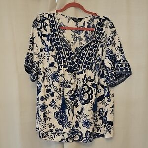 14/16W BloomChic Blue and White Floral Blouse